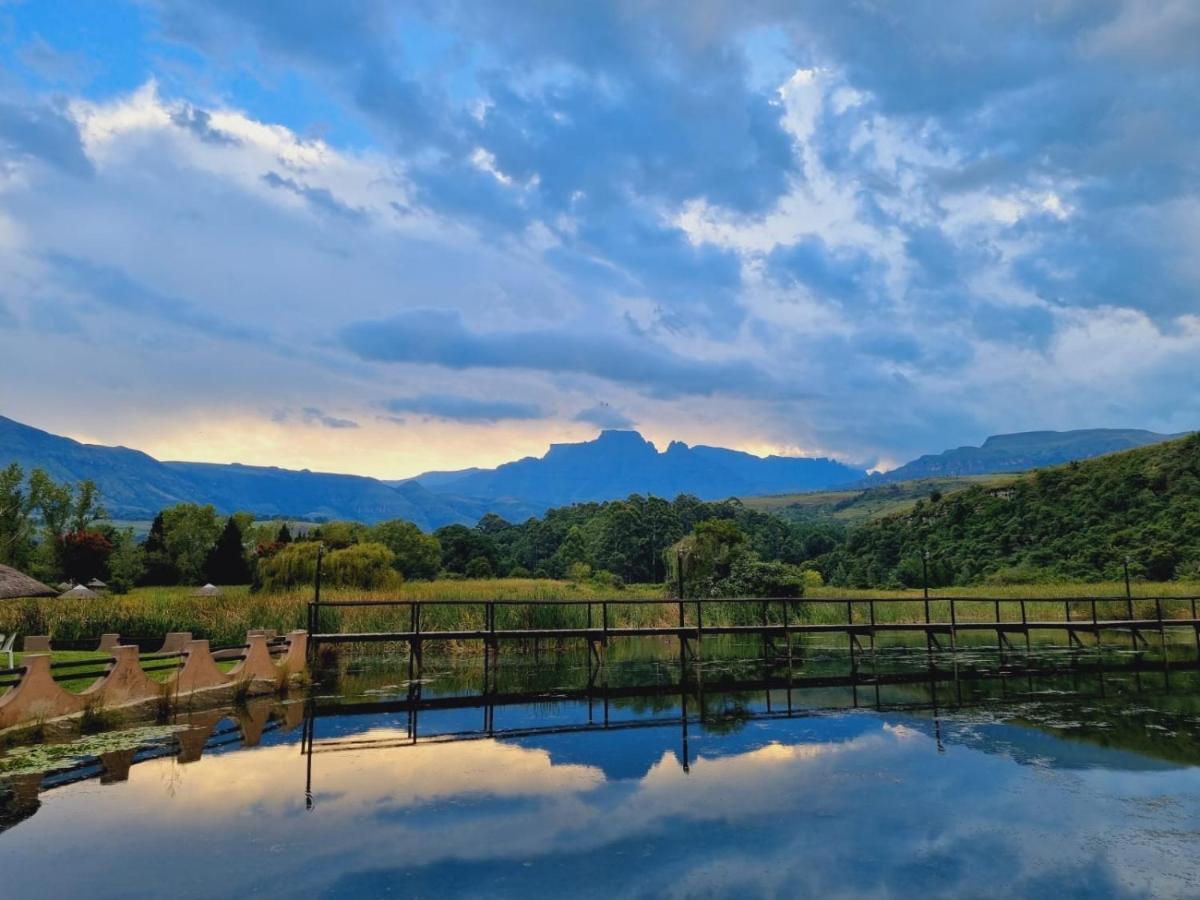 Dragon Peaks Mountain Resort Champagne Valley Exteriör bild