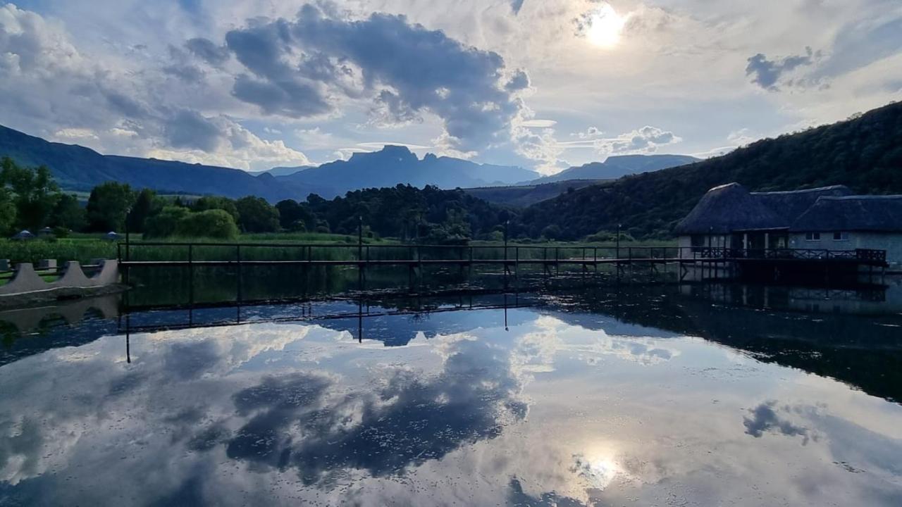Dragon Peaks Mountain Resort Champagne Valley Exteriör bild