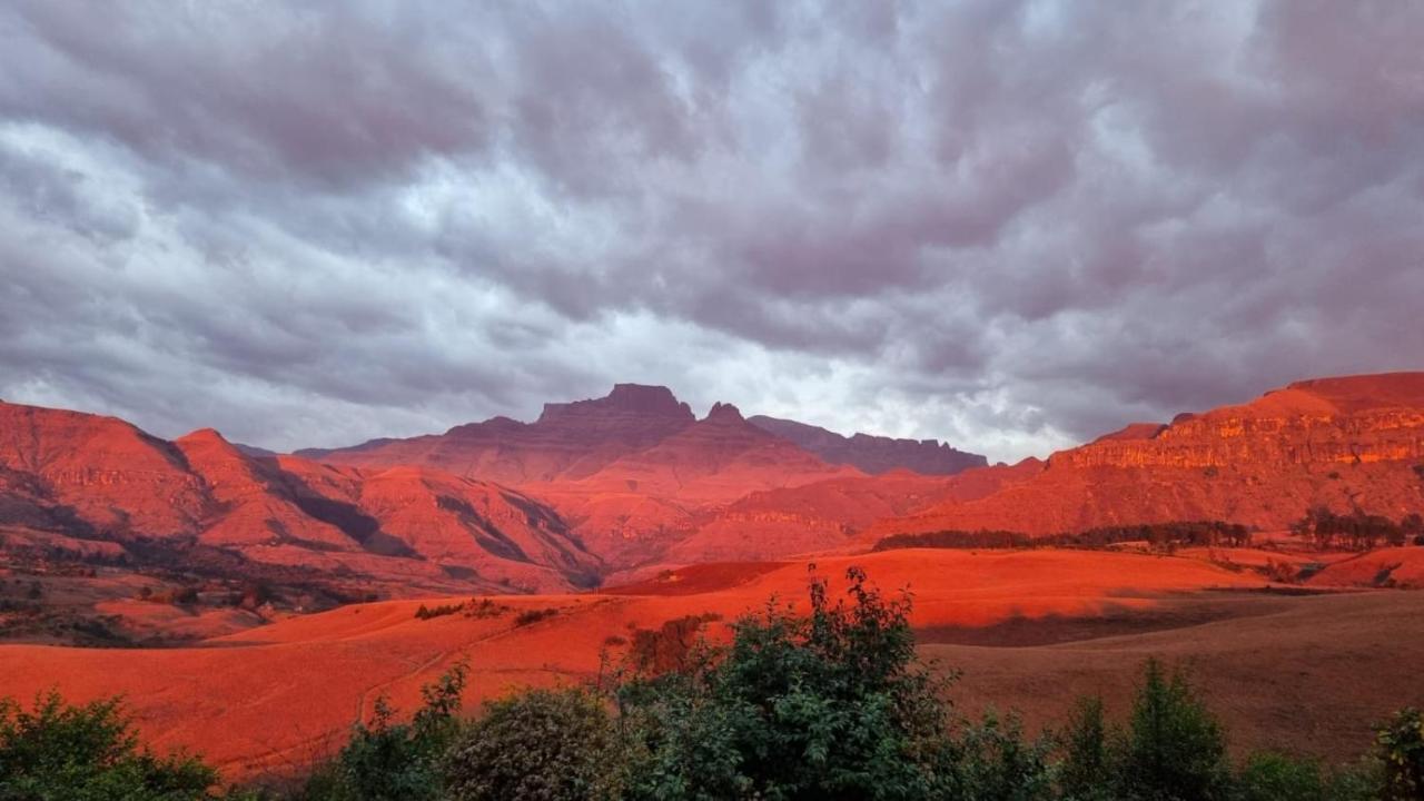 Dragon Peaks Mountain Resort Champagne Valley Exteriör bild